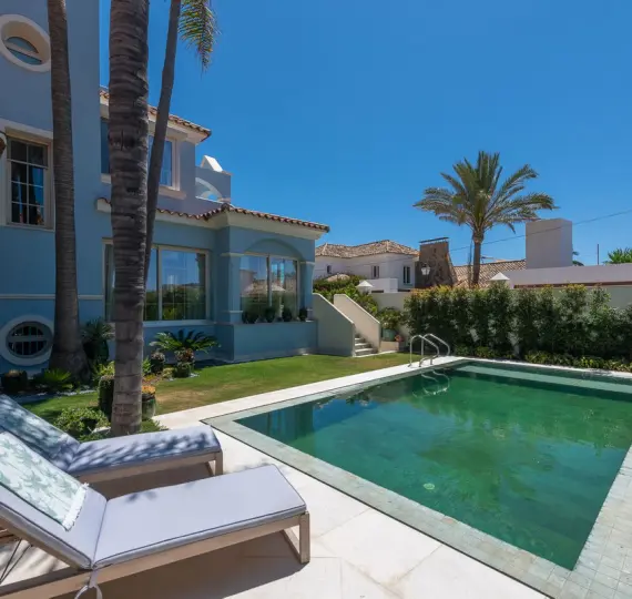 Sale of detached villa in Puerto Banús