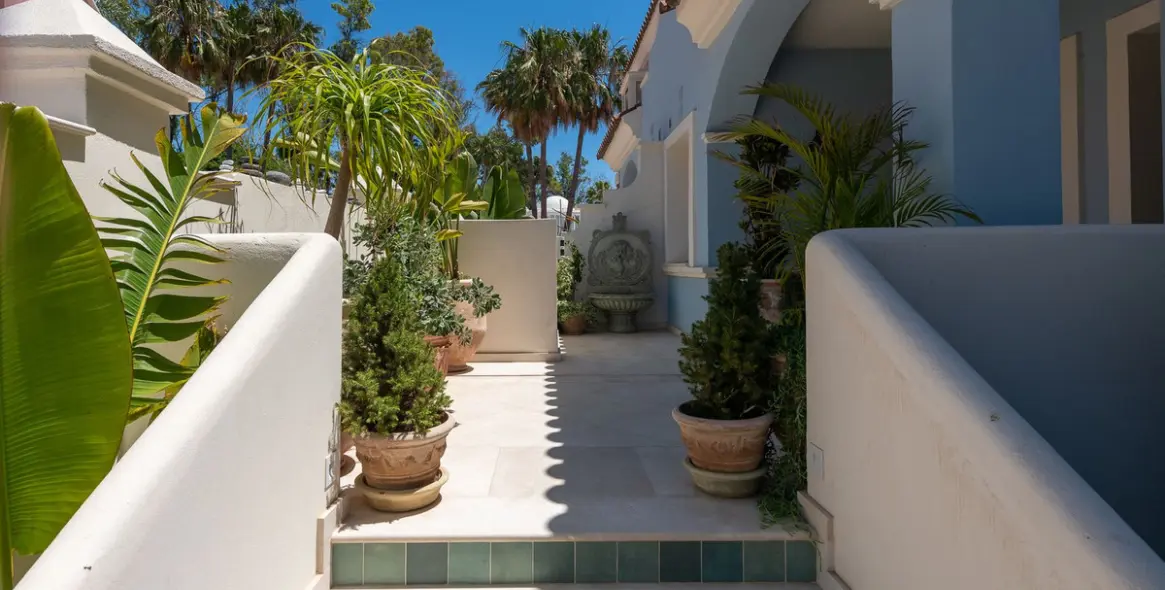 Sale of detached villa in Puerto Banús 11