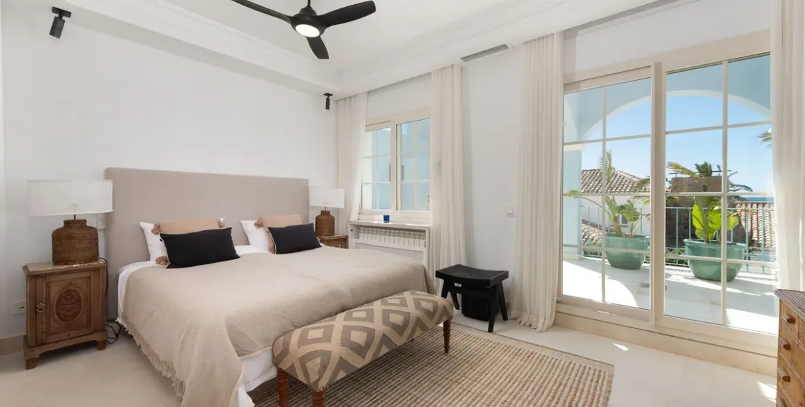 Sale of detached villa in Puerto Banús 26