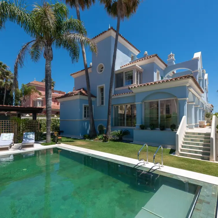 Sale of detached villa in Puerto Banús