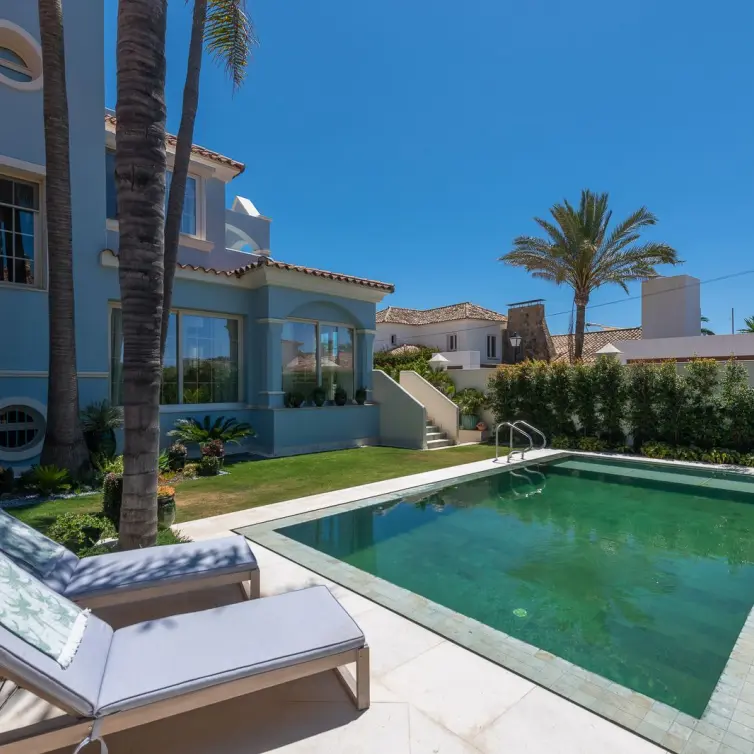 Sale of detached villa in Puerto Banús