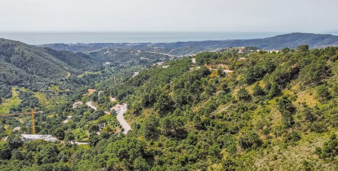 Sale of residential plot in Benahavís 2
