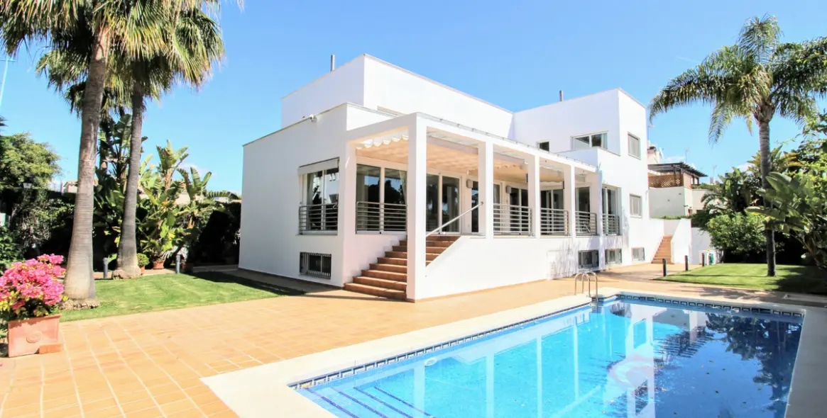 Продажа  отдельно стоящей виллы в San Pedro de Alcántara 1