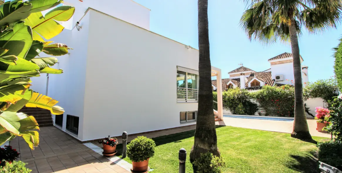 Продажа  отдельно стоящей виллы в San Pedro de Alcántara 25