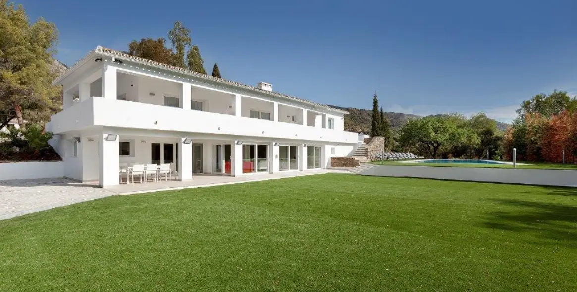 Sale of detached villa in Sierra Blanca 1