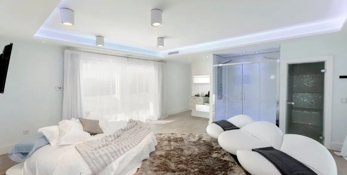 Sale of detached villa in Sierra Blanca 8