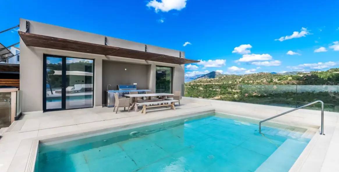 Sale of detached villa in Los Arqueros 6