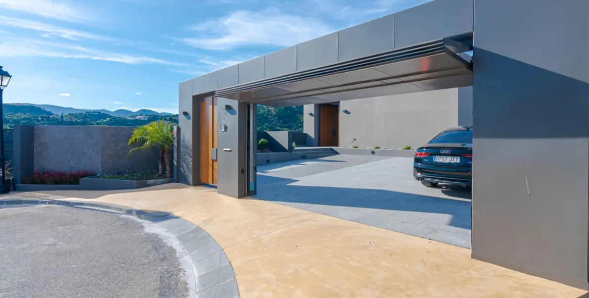 Sale of detached villa in Los Arqueros 11