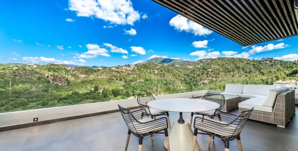 Sale of detached villa in Los Arqueros 17