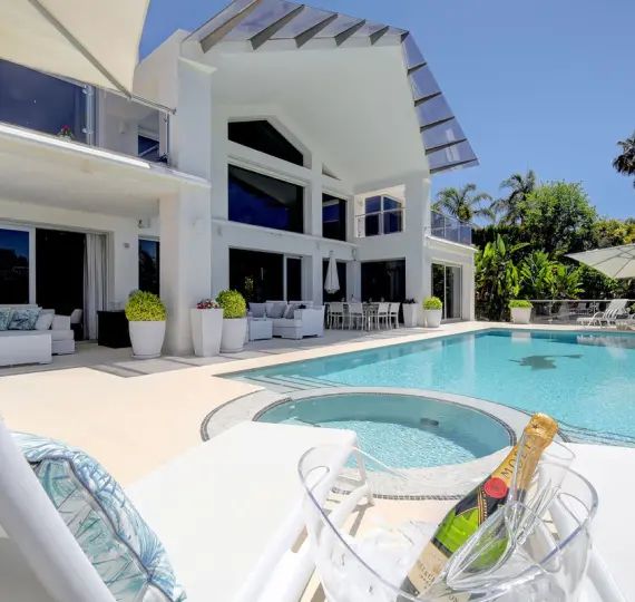 Venta de villa independiente en Nueva Andalucía