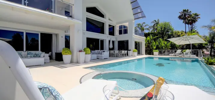 Venta de villa independiente en Nueva Andalucía 1