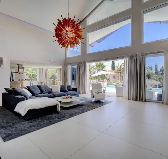 Venta de villa independiente en Nueva Andalucía