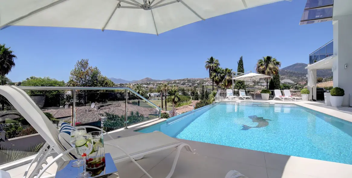 Venta de villa independiente en Nueva Andalucía 1