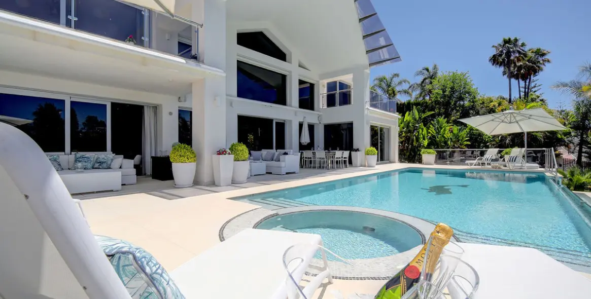 Venta de villa independiente en Nueva Andalucía 2