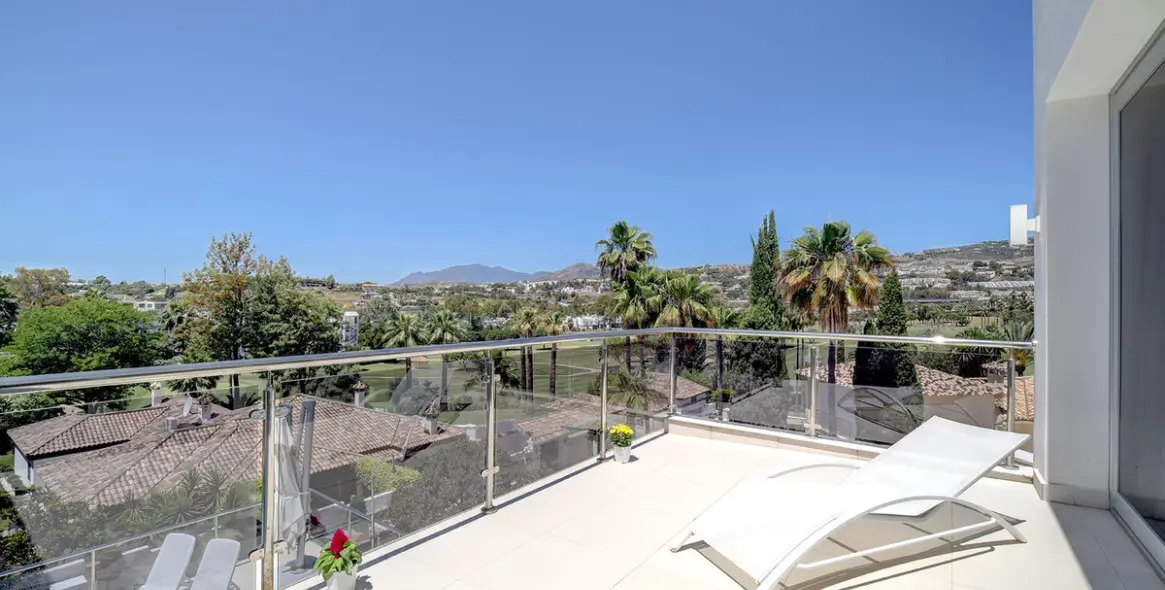 Venta de villa independiente en Nueva Andalucía 25