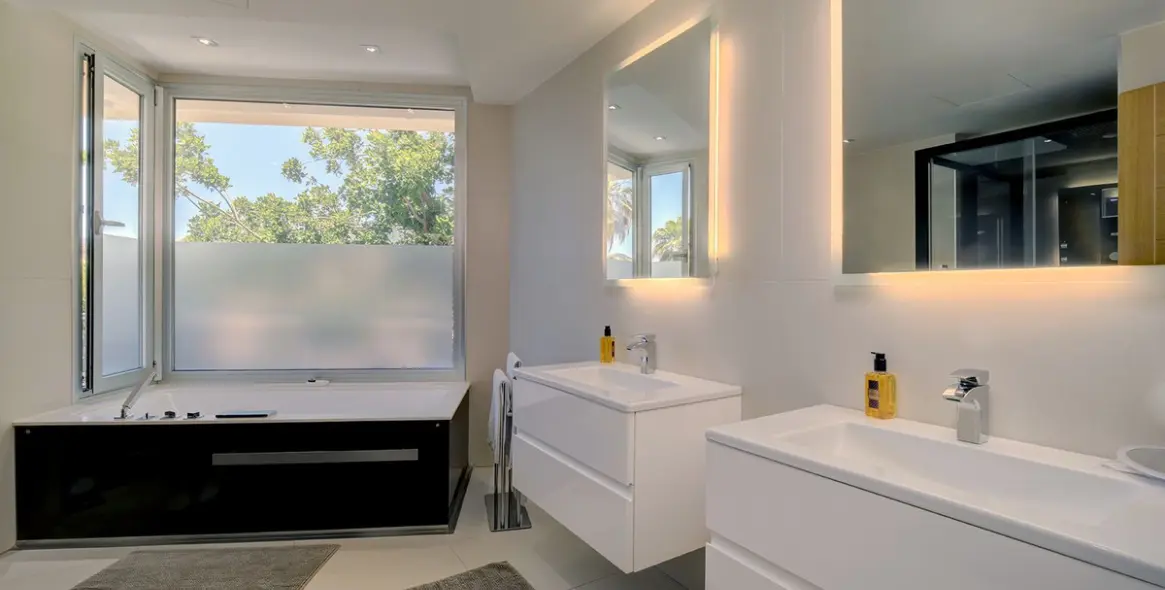 Venta de villa independiente en Nueva Andalucía 28