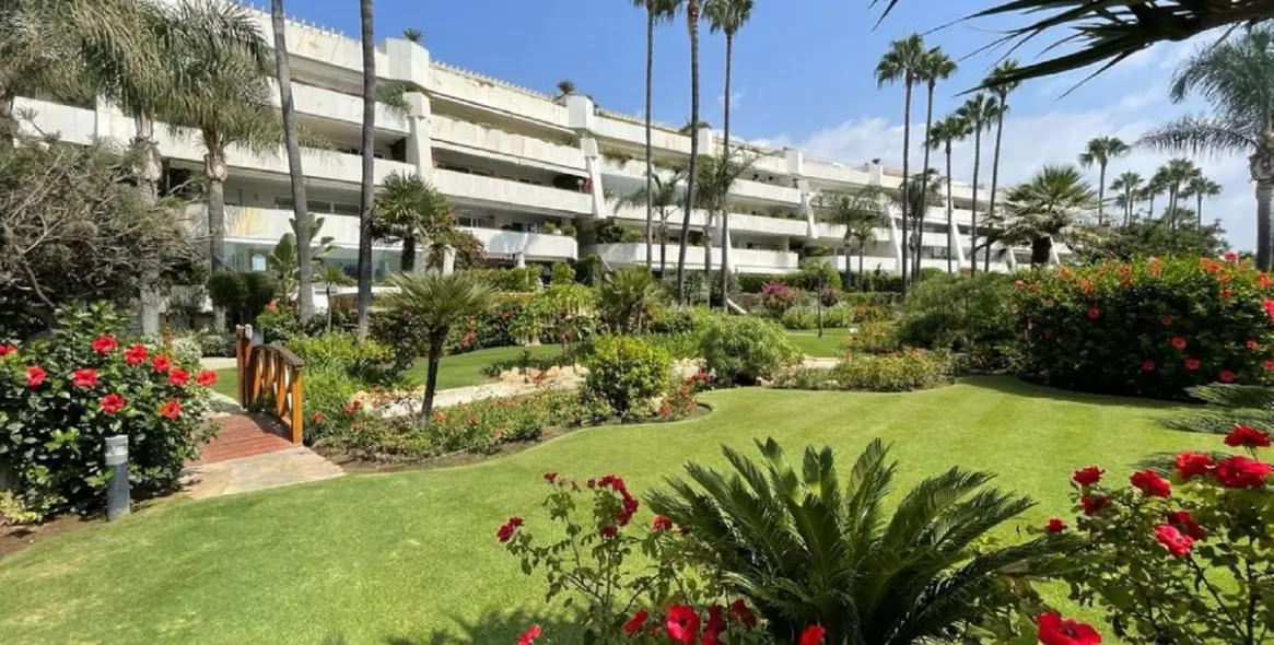 Sale of middle floor apartment in Puerto Banús 1