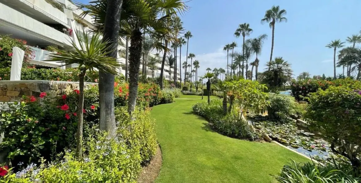 Sale of middle floor apartment in Puerto Banús 3