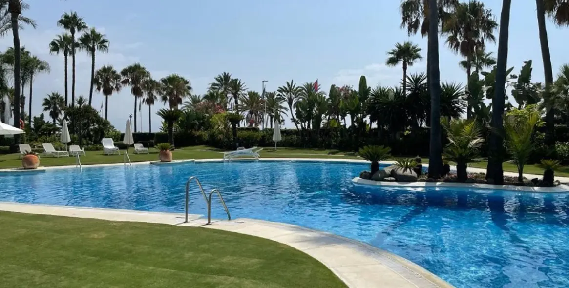 Sale of middle floor apartment in Puerto Banús 4