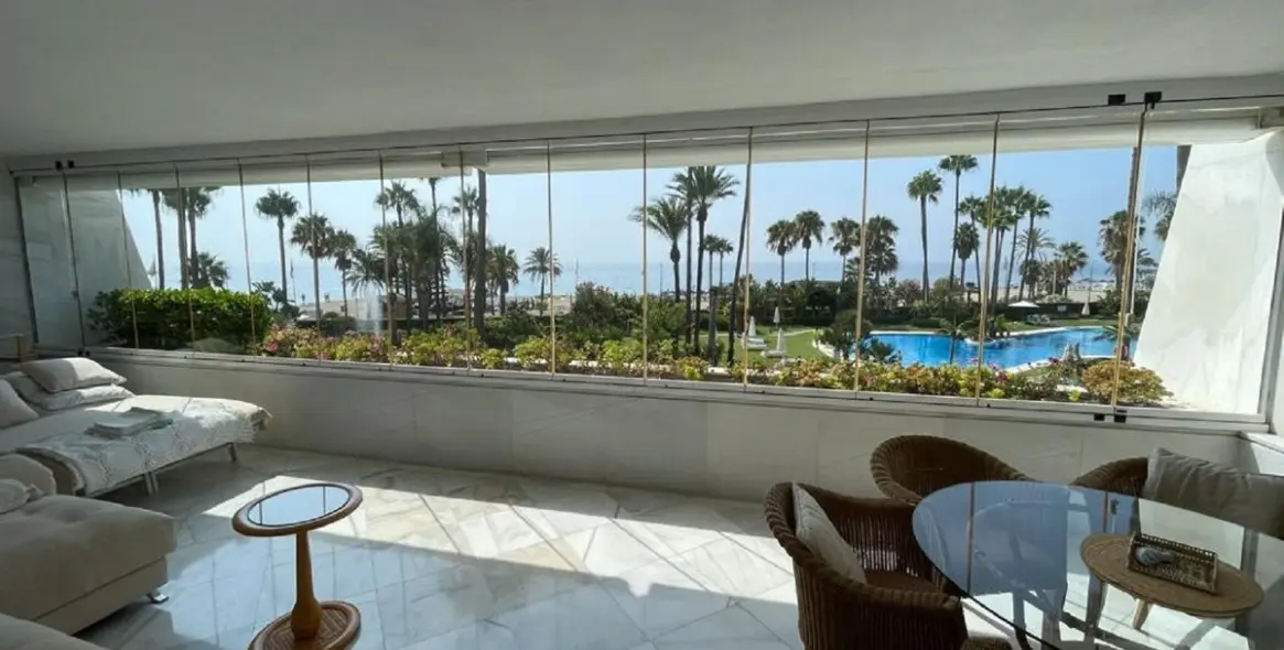 Sale of middle floor apartment in Puerto Banús 6