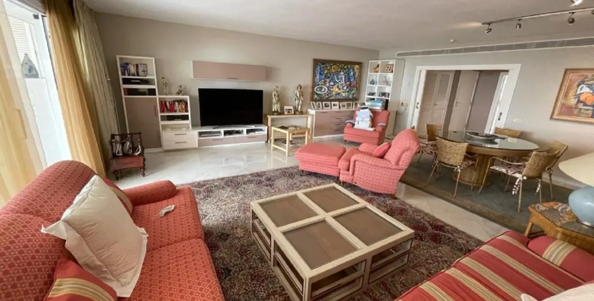 Sale of middle floor apartment in Puerto Banús 8