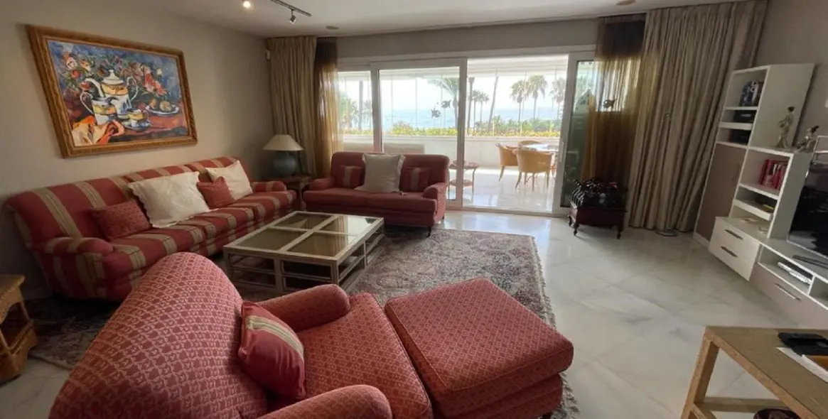 Sale of middle floor apartment in Puerto Banús 9