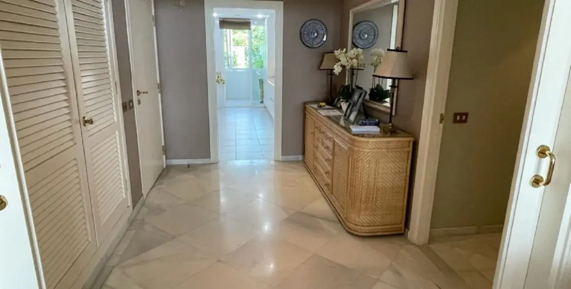 Sale of middle floor apartment in Puerto Banús 10