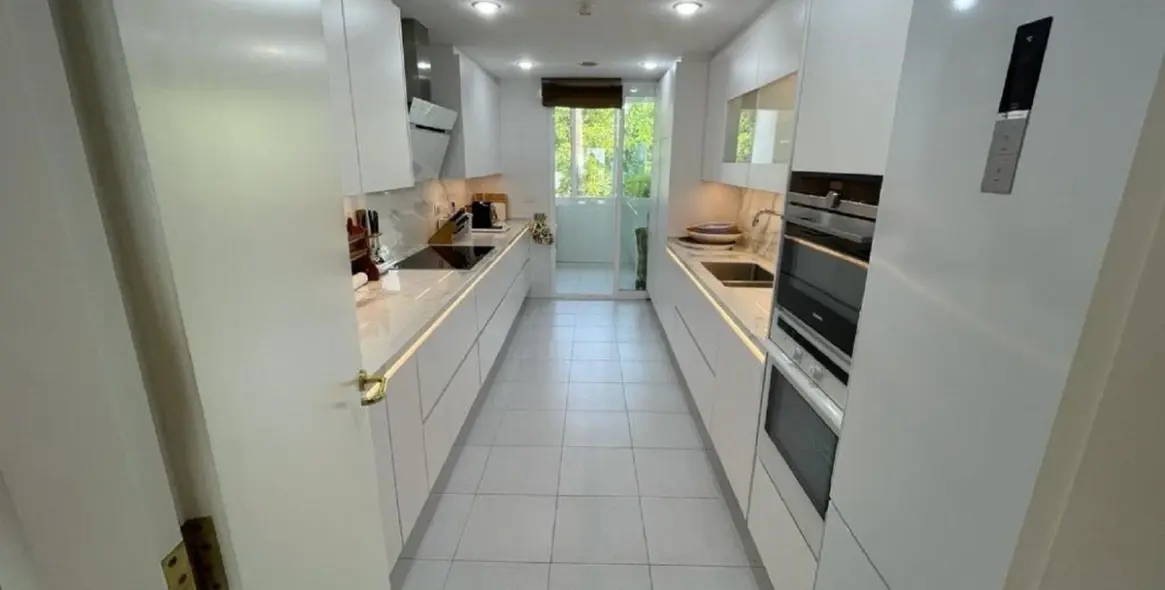 Sale of middle floor apartment in Puerto Banús 11