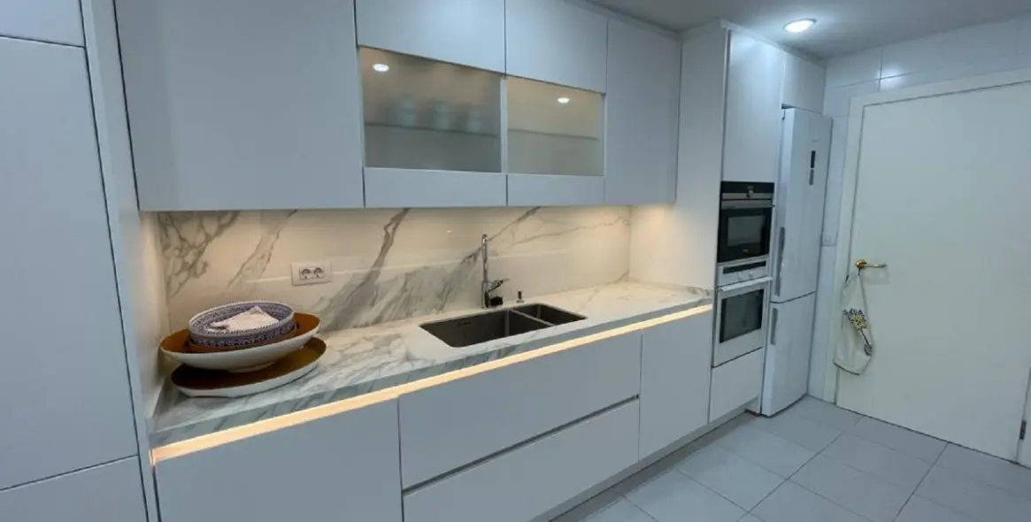 Sale of middle floor apartment in Puerto Banús 12