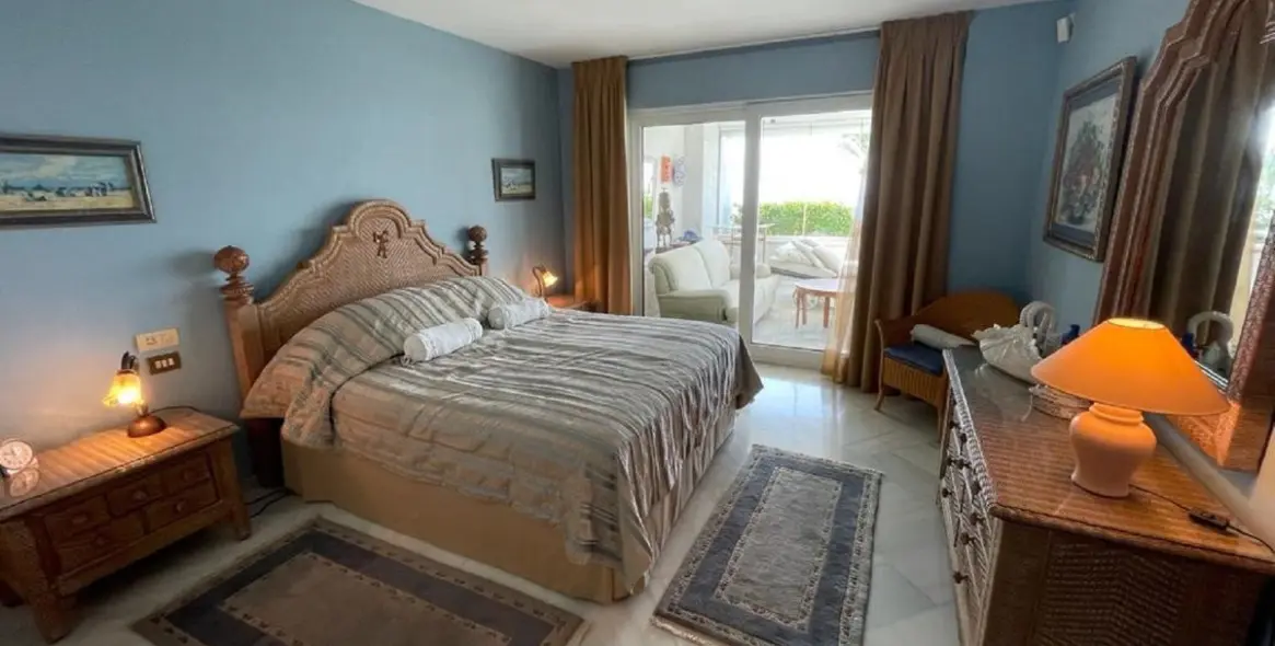 Sale of middle floor apartment in Puerto Banús 13