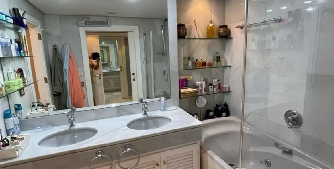 Sale of middle floor apartment in Puerto Banús 14