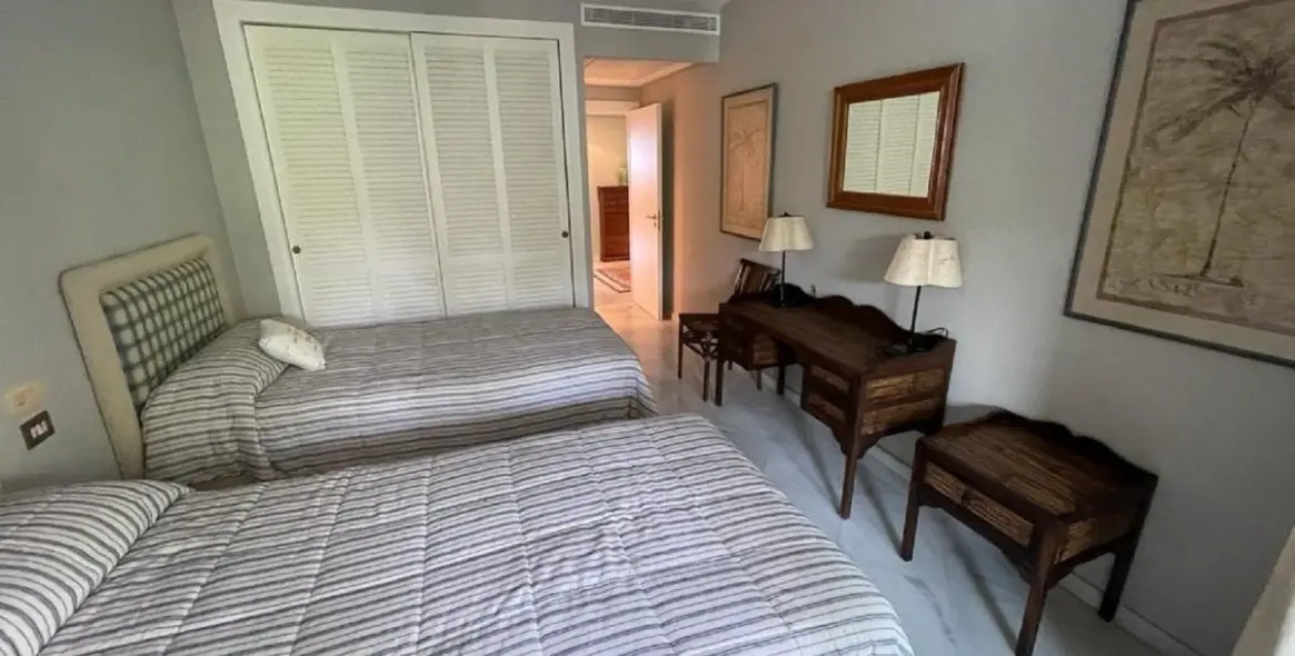 Sale of middle floor apartment in Puerto Banús 15