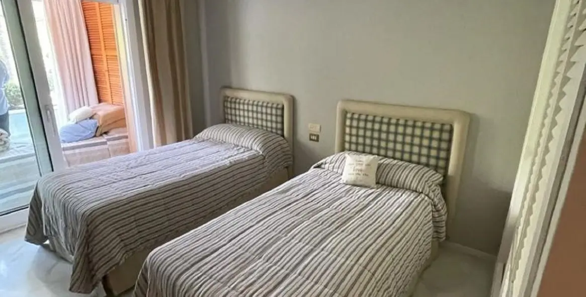 Sale of middle floor apartment in Puerto Banús 16