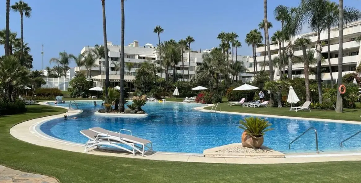 Sale of middle floor apartment in Puerto Banús 17