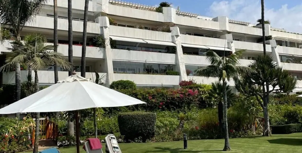 Sale of middle floor apartment in Puerto Banús 18