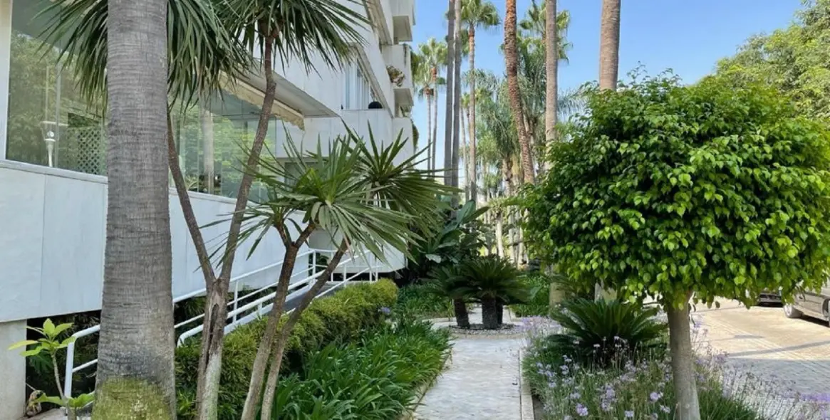 Sale of middle floor apartment in Puerto Banús 20