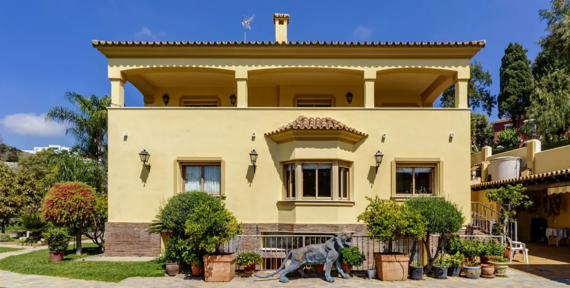 Sale of detached villa in La Quinta 3