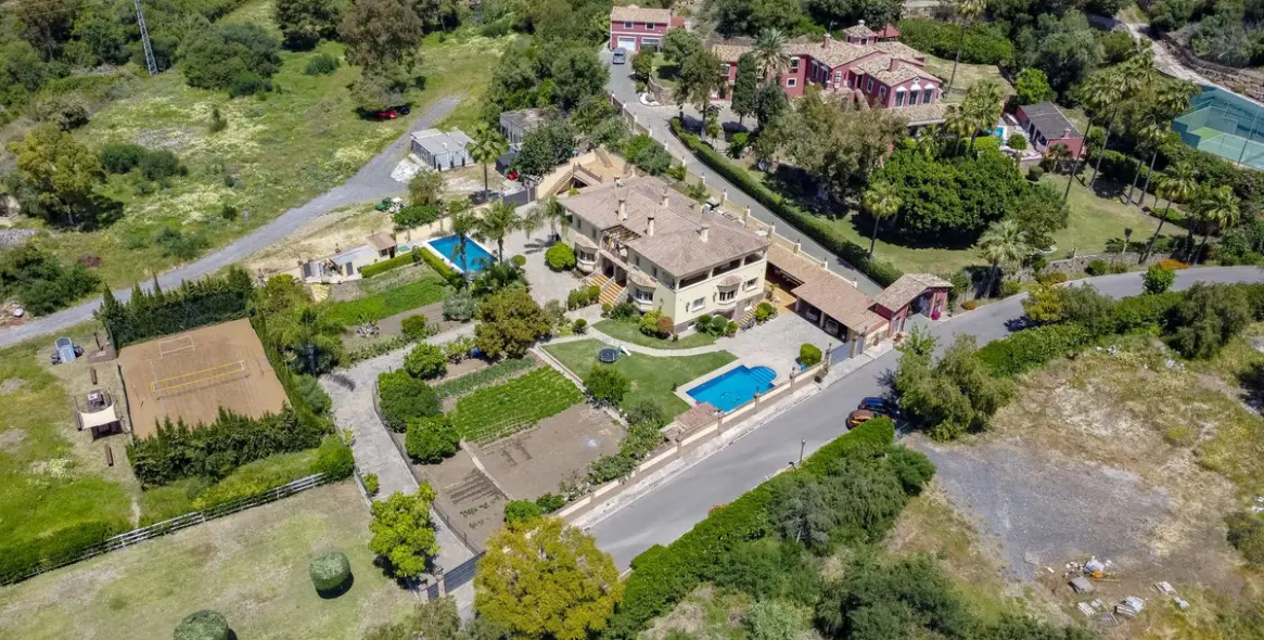 Sale of detached villa in La Quinta 5