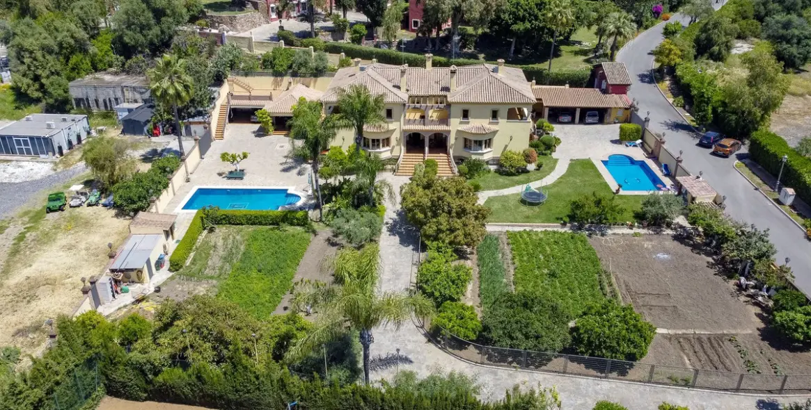 Sale of detached villa in La Quinta 7