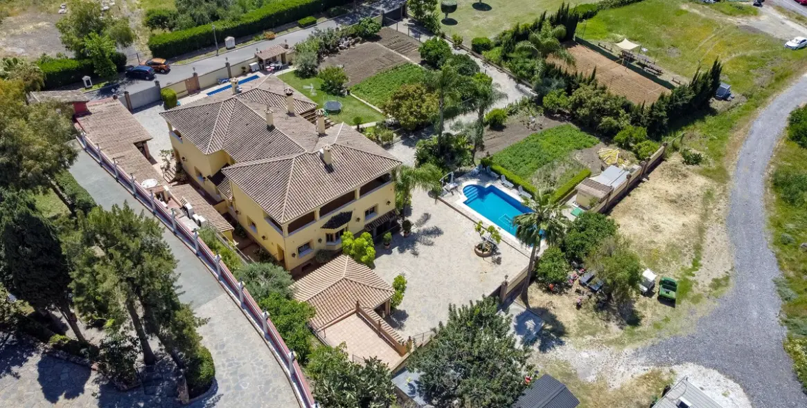 Sale of detached villa in La Quinta 9