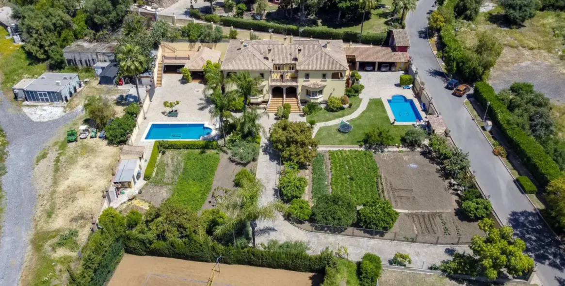 Sale of detached villa in La Quinta 10