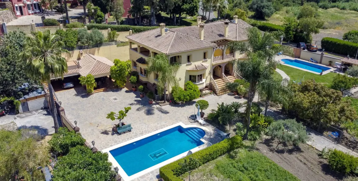 Sale of detached villa in La Quinta 11