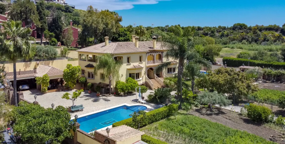 Sale of detached villa in La Quinta 13