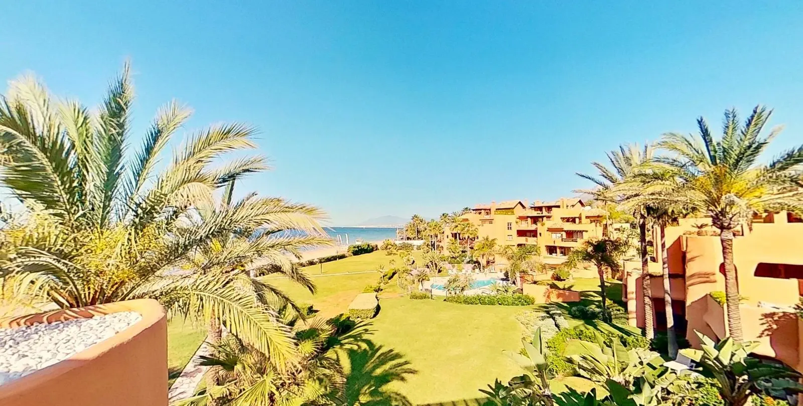 Venta de ático en Los Monteros 25