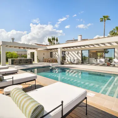 Venta de villa independiente en Nueva Andalucía