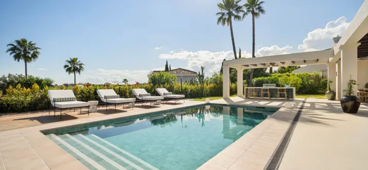 Venta de villa independiente en Nueva Andalucía 3