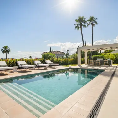 Venta de villa independiente en Nueva Andalucía