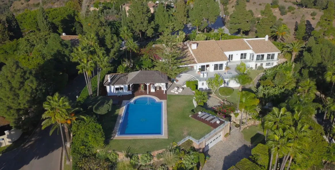 Продажа  отдельно стоящей виллы в Marbella East (район Hacienda Las Chapas) 3