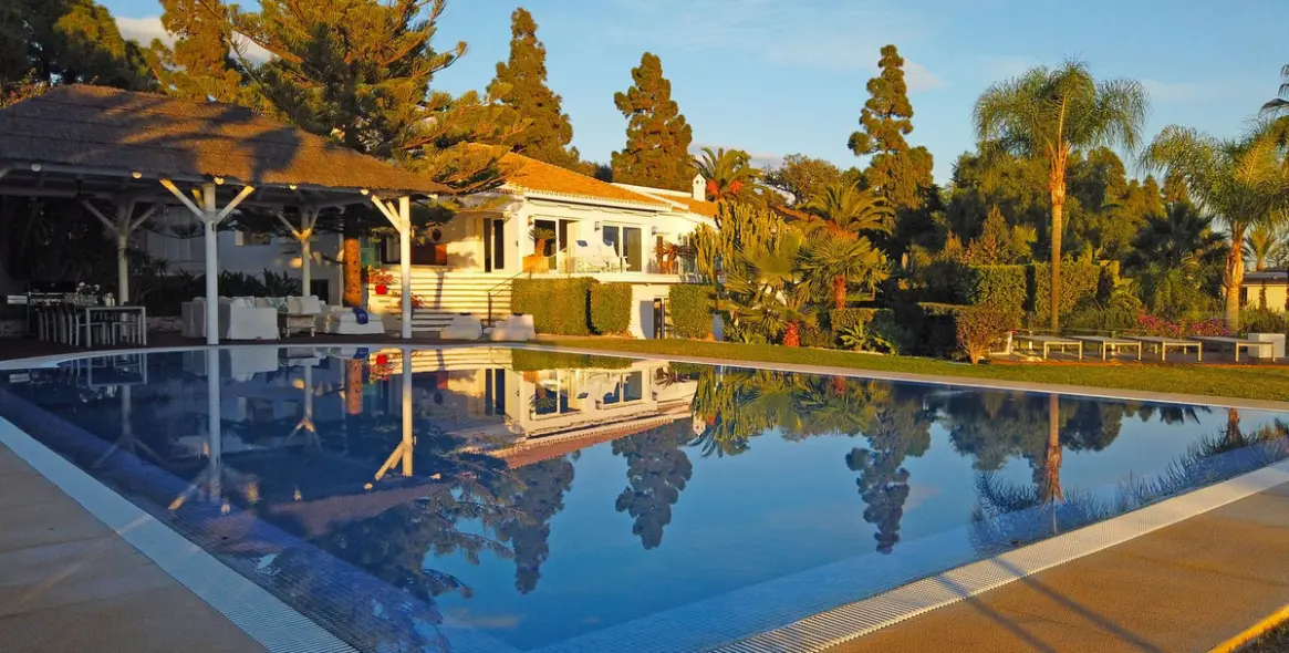 Продажа  отдельно стоящей виллы в Marbella East (район Hacienda Las Chapas) 4