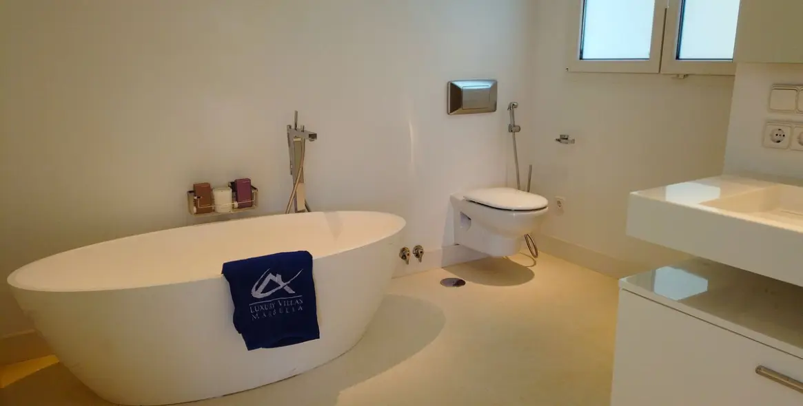 Продажа  отдельно стоящей виллы в Hacienda Las Chapas 56